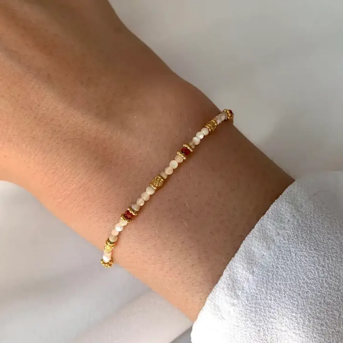 Image de Bracelet femme Victoire Collection avec perles en nacre blanche